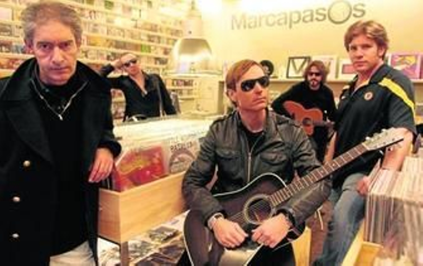 Los miembros de Quäsar, al completo, rodeados de discos.