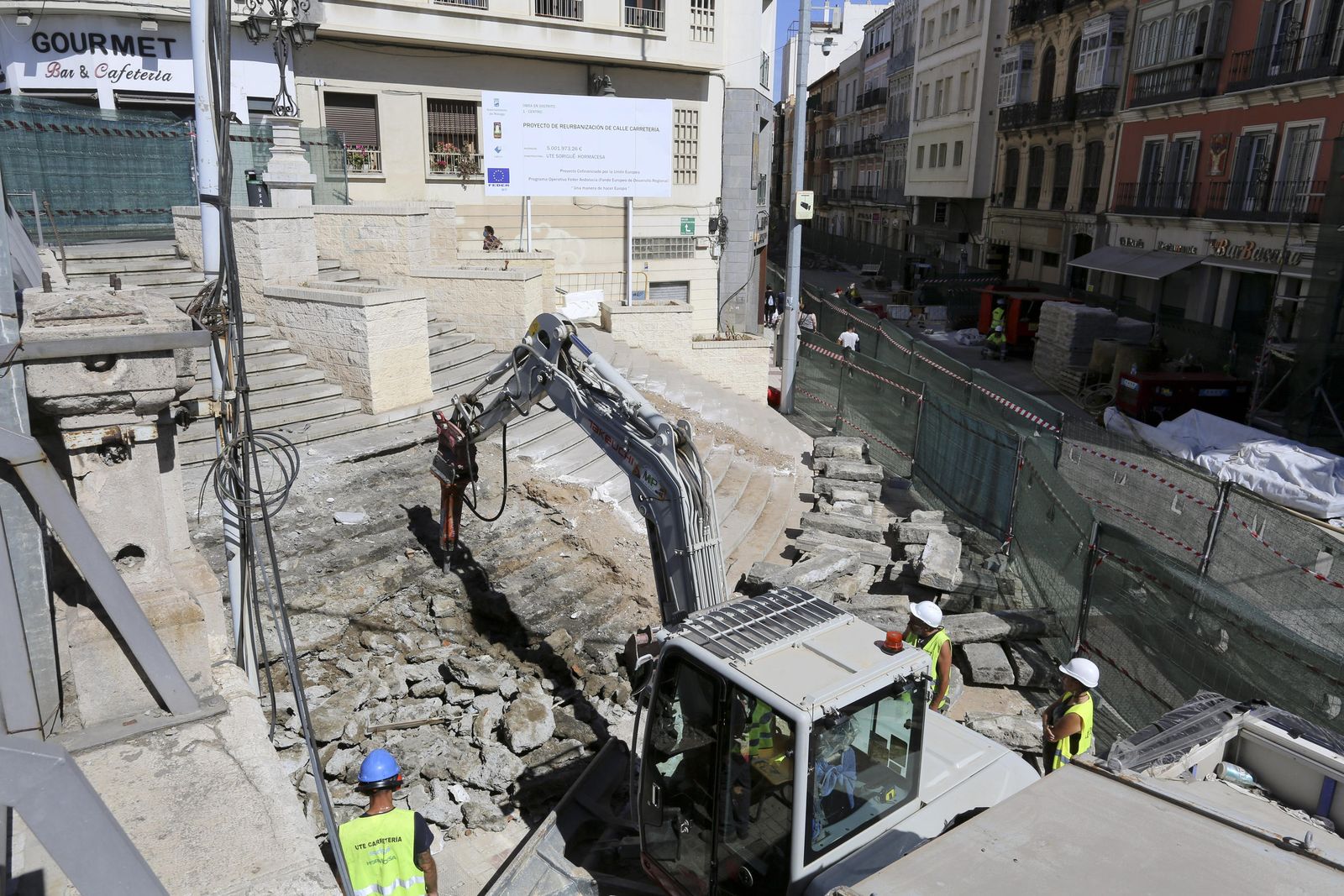 Empiezan a demoler los escalones de la Tribuna de los Pobres de Málaga, en fotos