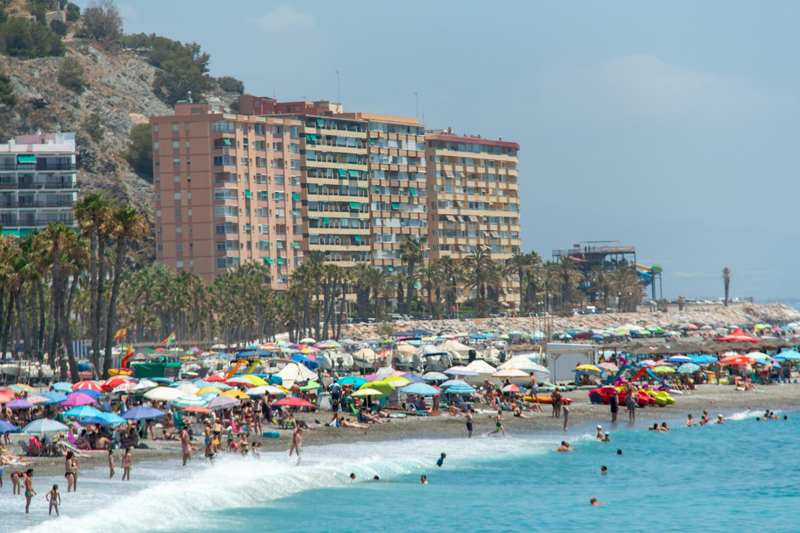 Multitud de personas disfrutan de una jornada en la playa de Almuñécar Multitud de personas disfrutan de una jornada en la playa de Almuñécar