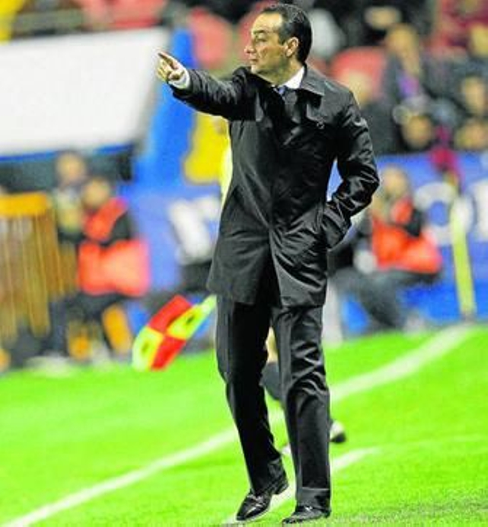 José Luis Oltra, en un partido de la presenta campaña, da instrucciones desde la banda.