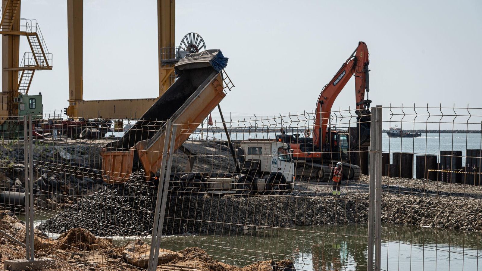 Obras de ampliación de la línea de atraque del Muelle Sur.