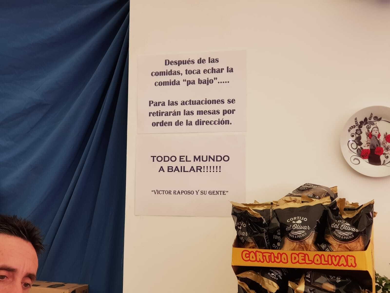 Como no podía ser de otra manera, el baile tenia que ser obligatorio en esta caseta. De esta forma tan simpática advierten a los clientes de que después de la comida la fiesta continúa.