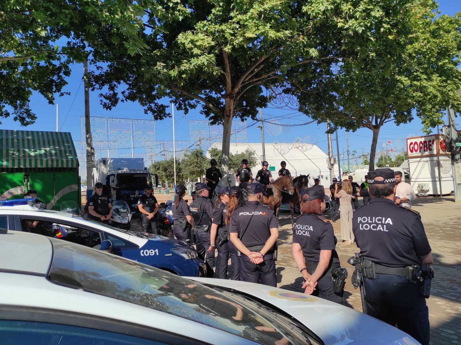 Agentes policiales en la Feria de Nuestra Señora de la Salud.