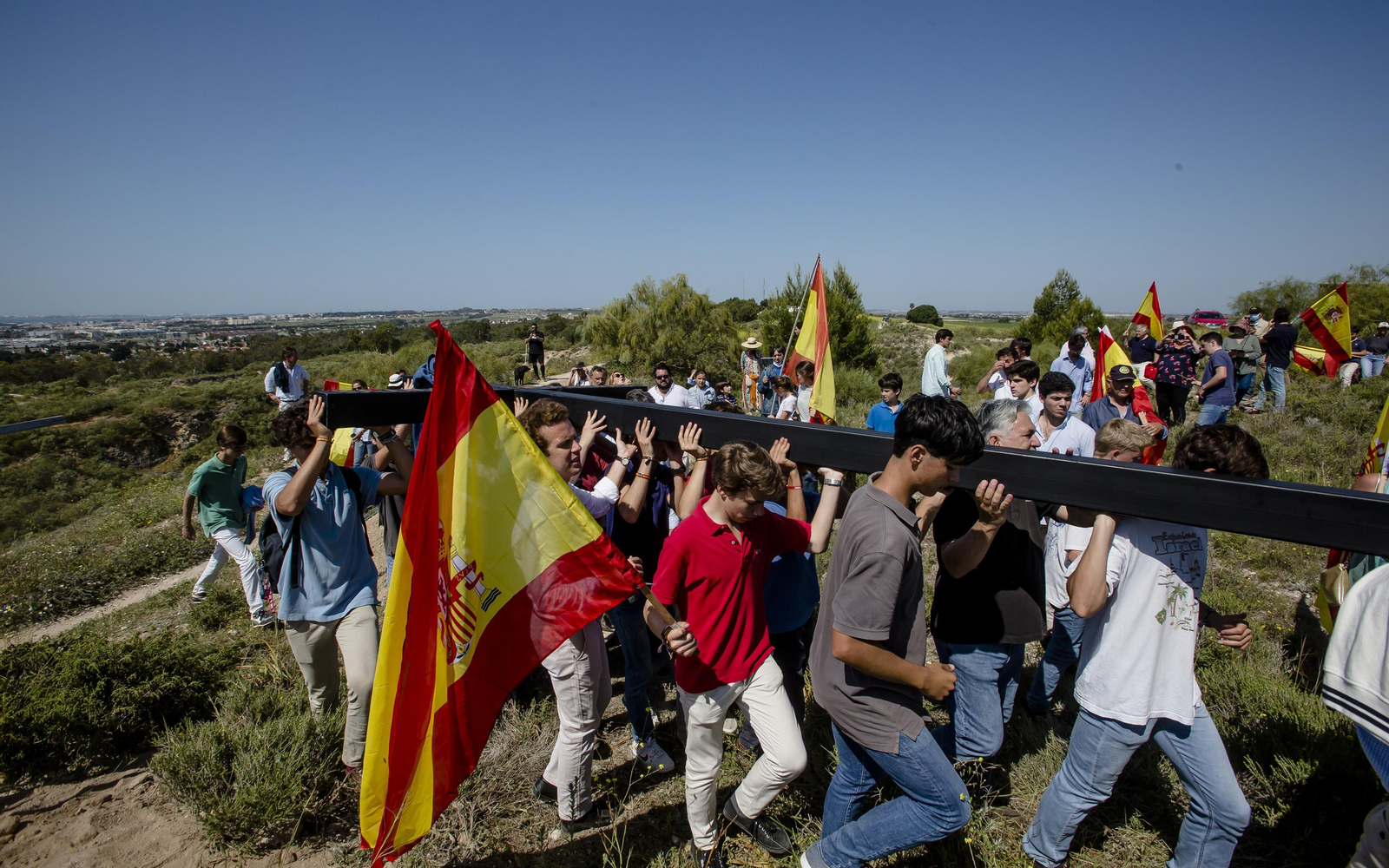Imágenes del izado de la gran cruz de hierro del Camino de Santiago en la sierra de San Cristóbal