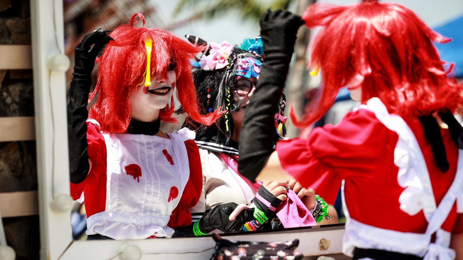 Unas jóvenes comprueban su aspecto ante el espejo en las instalaciones de Bahía Sound.