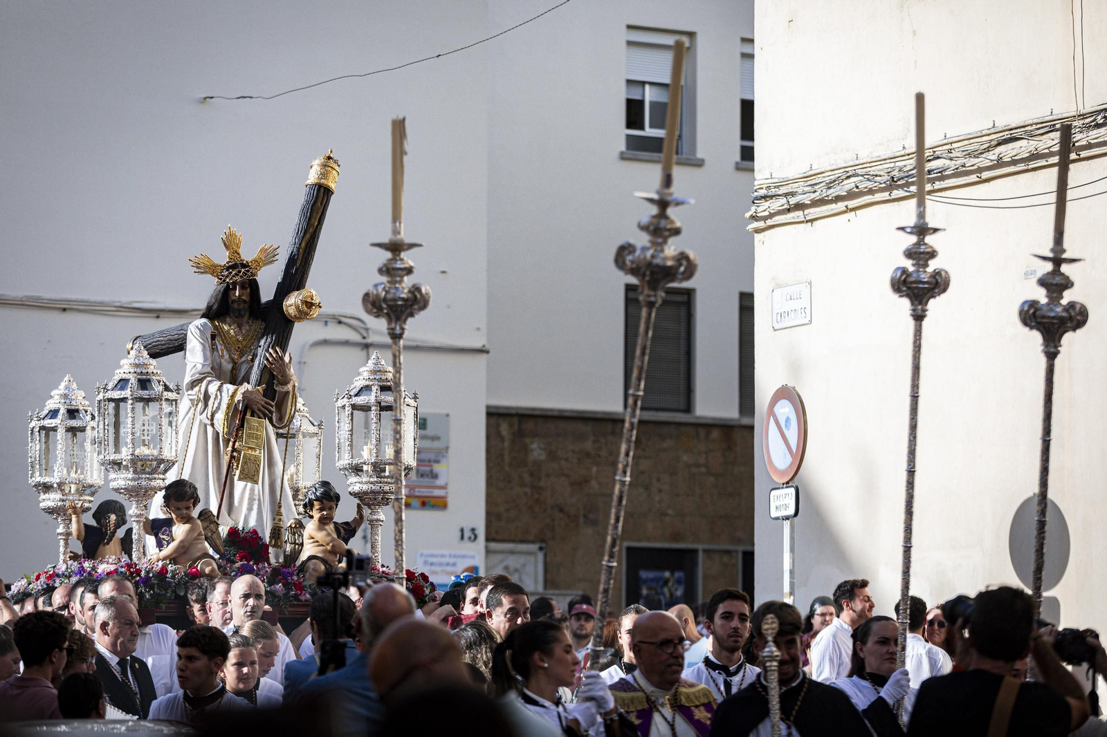 Las imágenes de la histórica visita del Nazareno de Santa María al hospital Puerta del Mar de Cádiz