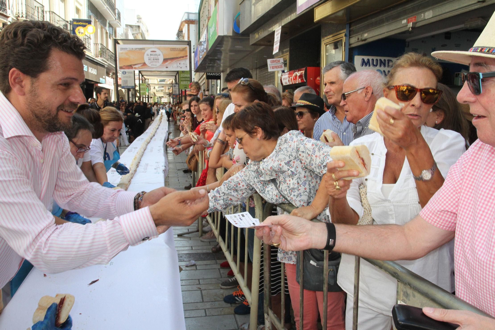 Record Guinnes del bocadillo de jamón mas grande del mundo, en Huelva