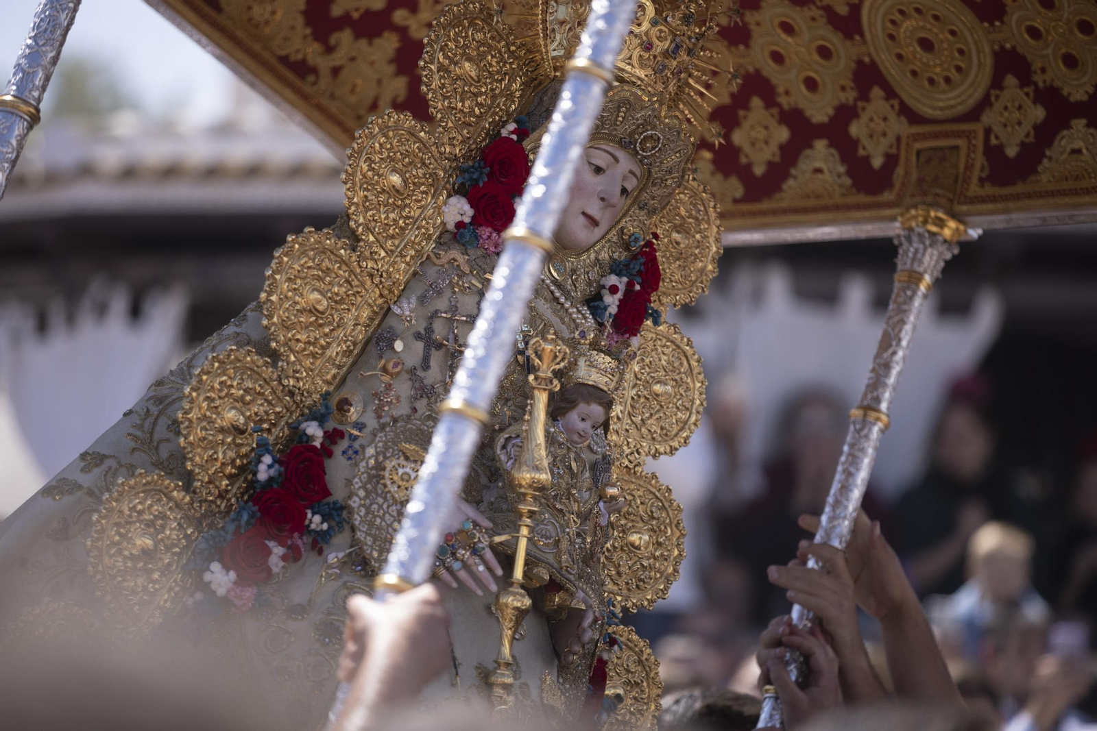 Las mejores imágenes de la procesión de la Virgen del Rocío en la aldea