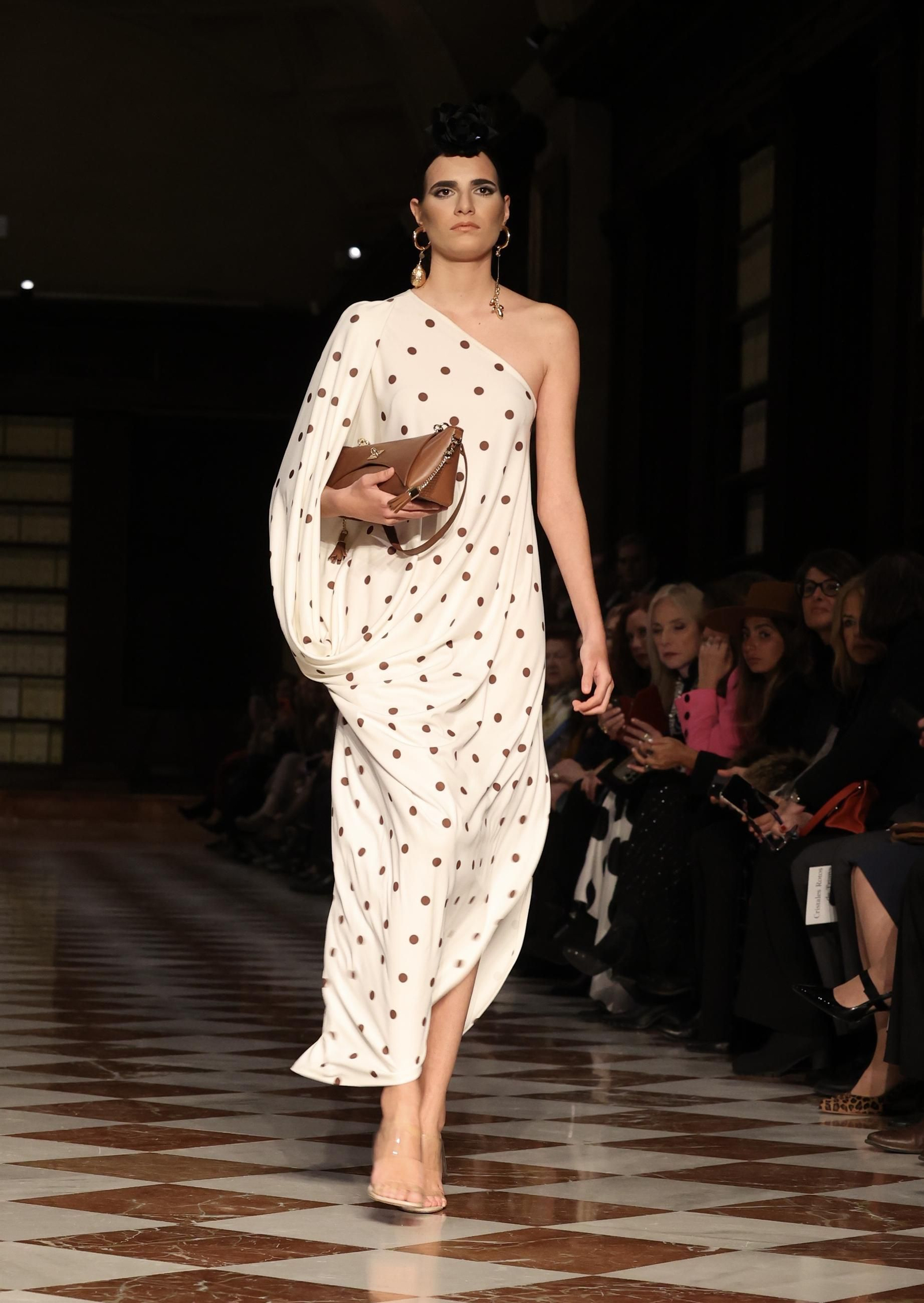 Desfile de Juana Martín en el Archivo de Indias de Sevilla