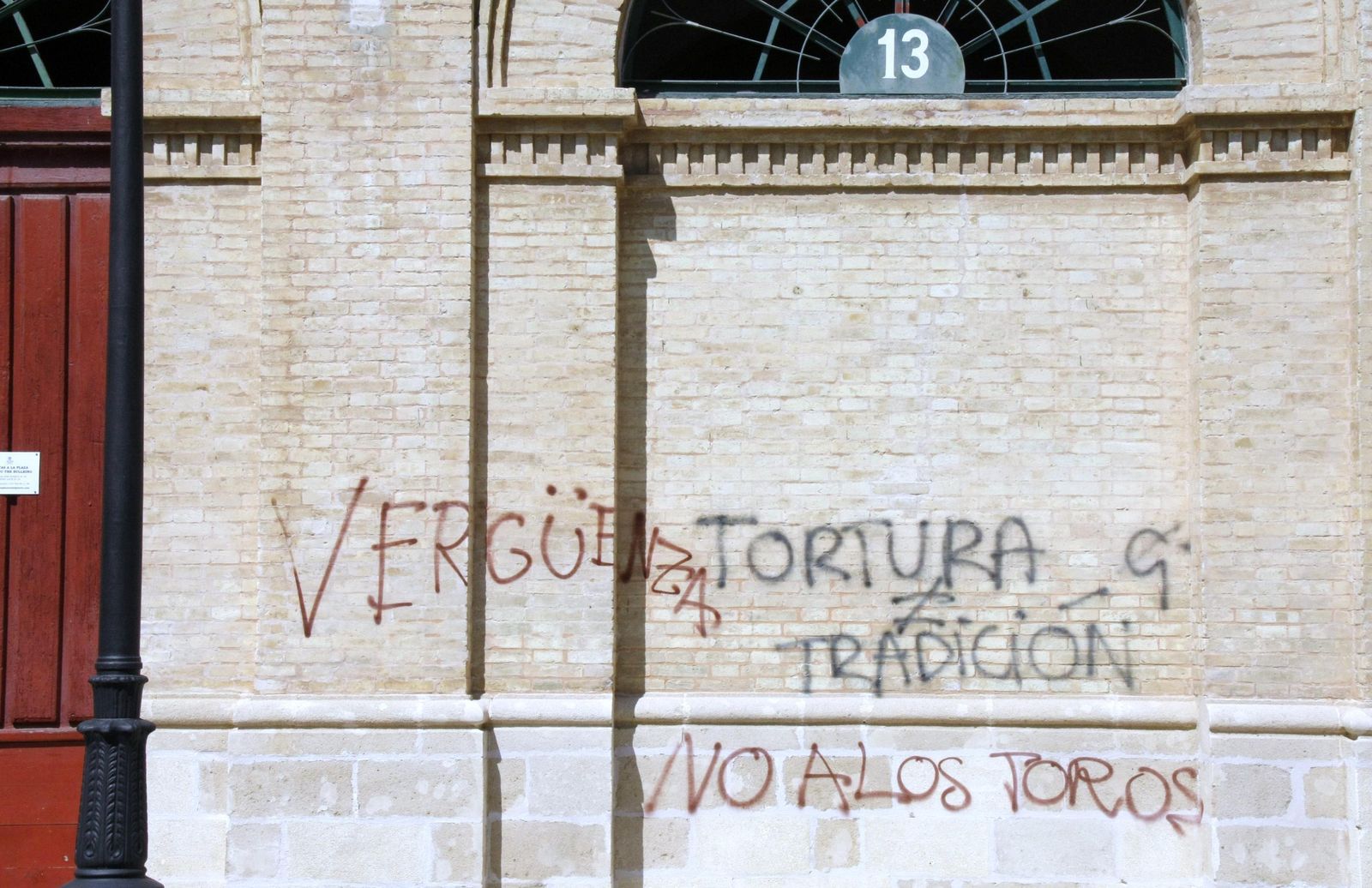 Las pintadas con lemas antitaurinos son una plaga que afecta a buena parte de la fachada del monumento.
