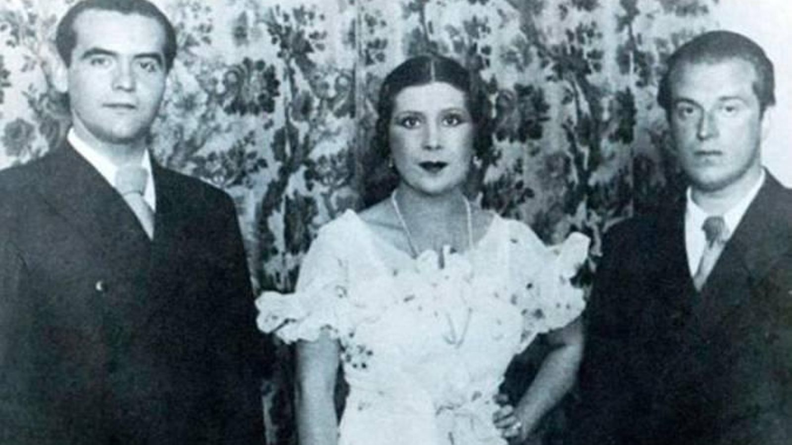 La Argentinita con Federico García Lorca y Rafal Alberti. La Argentinita con Federico García Lorca y Rafal Alberti.