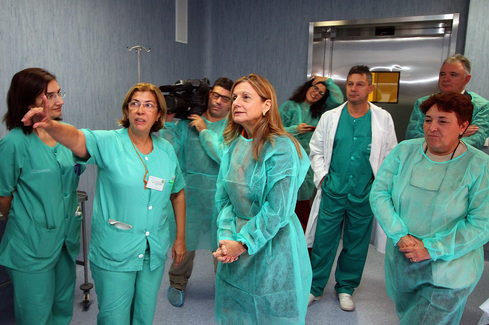 Imágenes de la visita de la consejera de Salud, Marina Alvarez, a los dos nuevos quirófanos que estrenará el Hospital Infanta Elena.