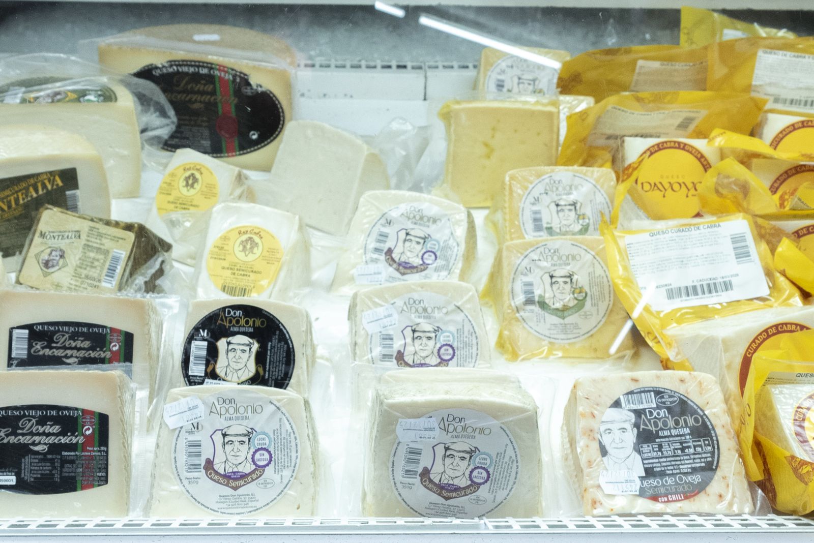 Fotos de los comercios en el mercado Diego Ponce en San Roque