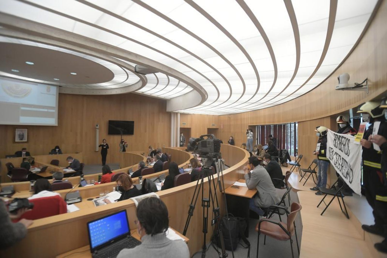 Imagen del pleno ordinario de marzo de 2022 de la Diputación de Granada, con la reivindicación de los bomberos provinciales