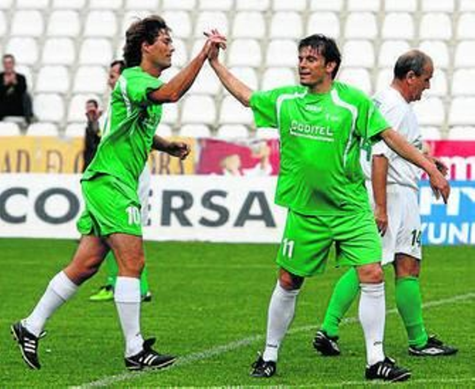 Los componentes del equipo de leyendas de Primera ante la tribuna de El Arcángel.