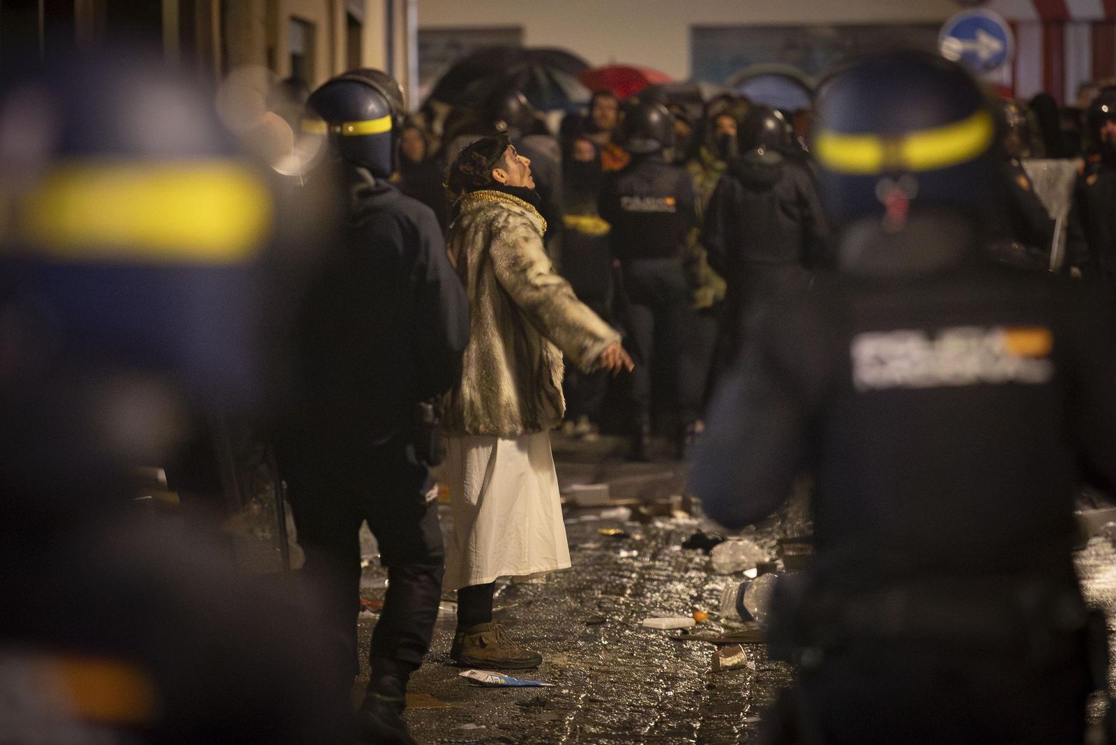 Todas las imágenes: una okupa trepa con cuerda para acceder al piso ocupado en Granada
