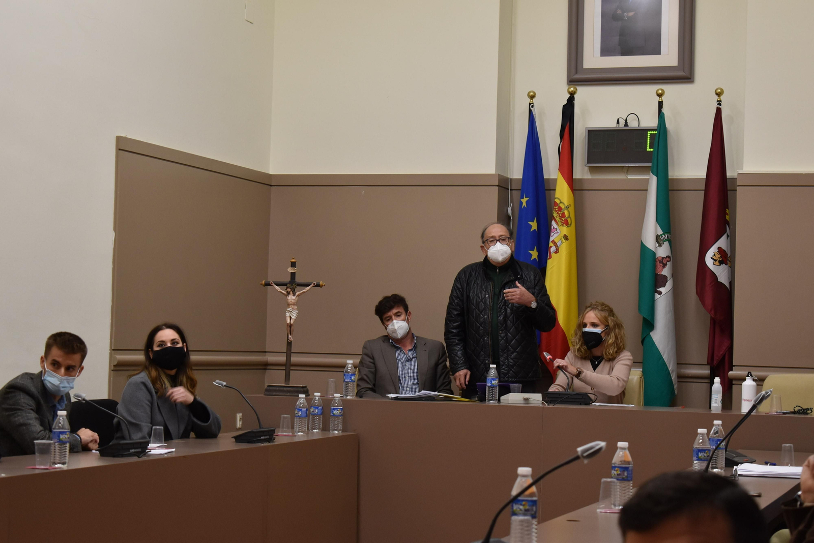 Luis Moreno, de pie, se dirige al Pleno de Baena.