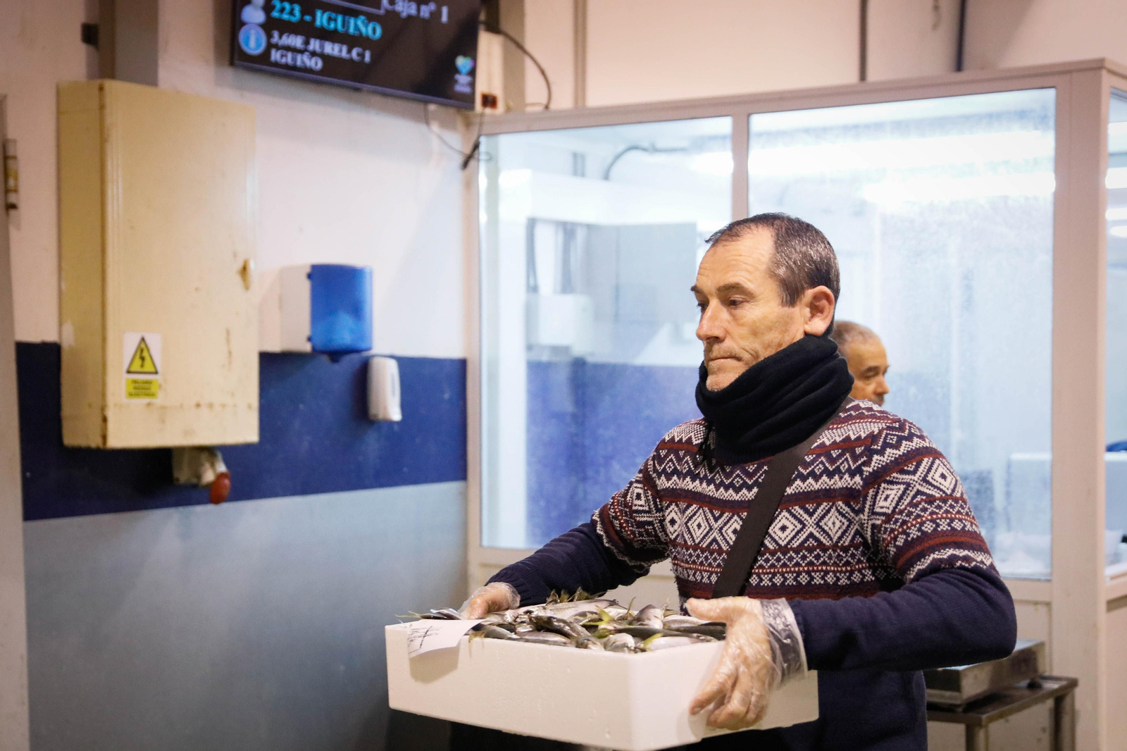 Te contamos en imágenes como ha sido la descarga de las traiñas en la lonja de Almería