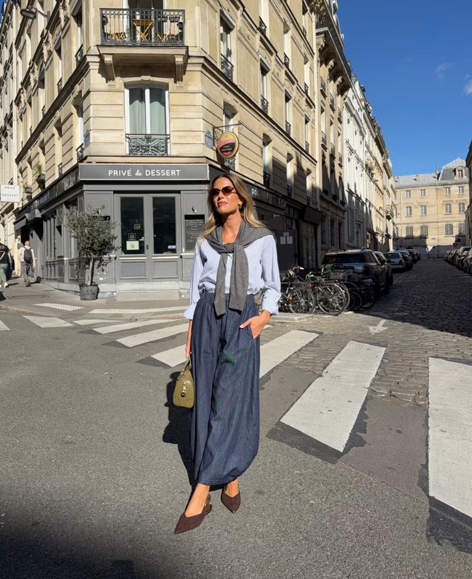 Los pantalones bombachos en tejido denim son una opción más elegante que los vaqueros, aunque igual de funcionales.