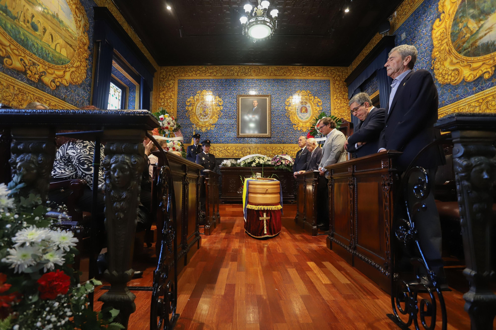 Imágenes de la capilla ardiente de Ernesto Delgado instalado en el Salón de Plenos del Ayuntamiento de Algeciras