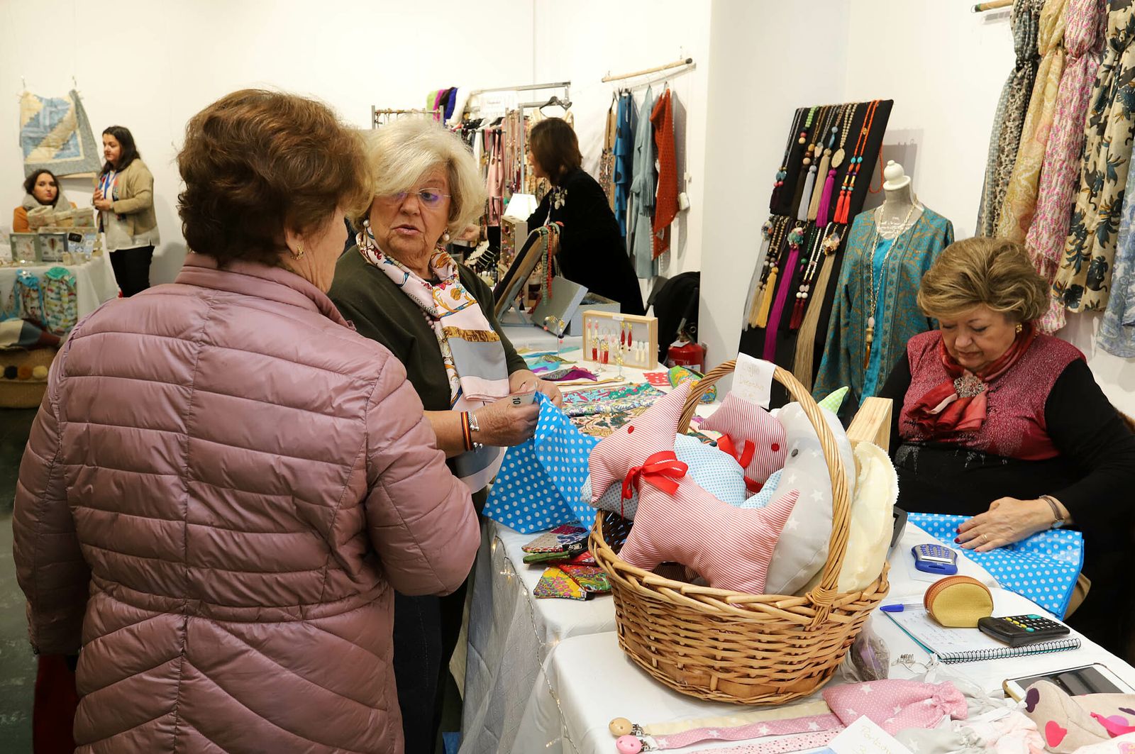 Imágenes del mercadillo navideño en Caja Rural del Sur