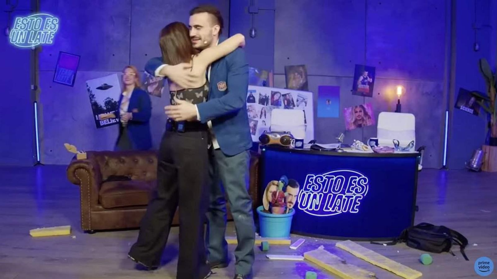 Laura Escanes abraza a Mister Jagger en 'Esto es un late'