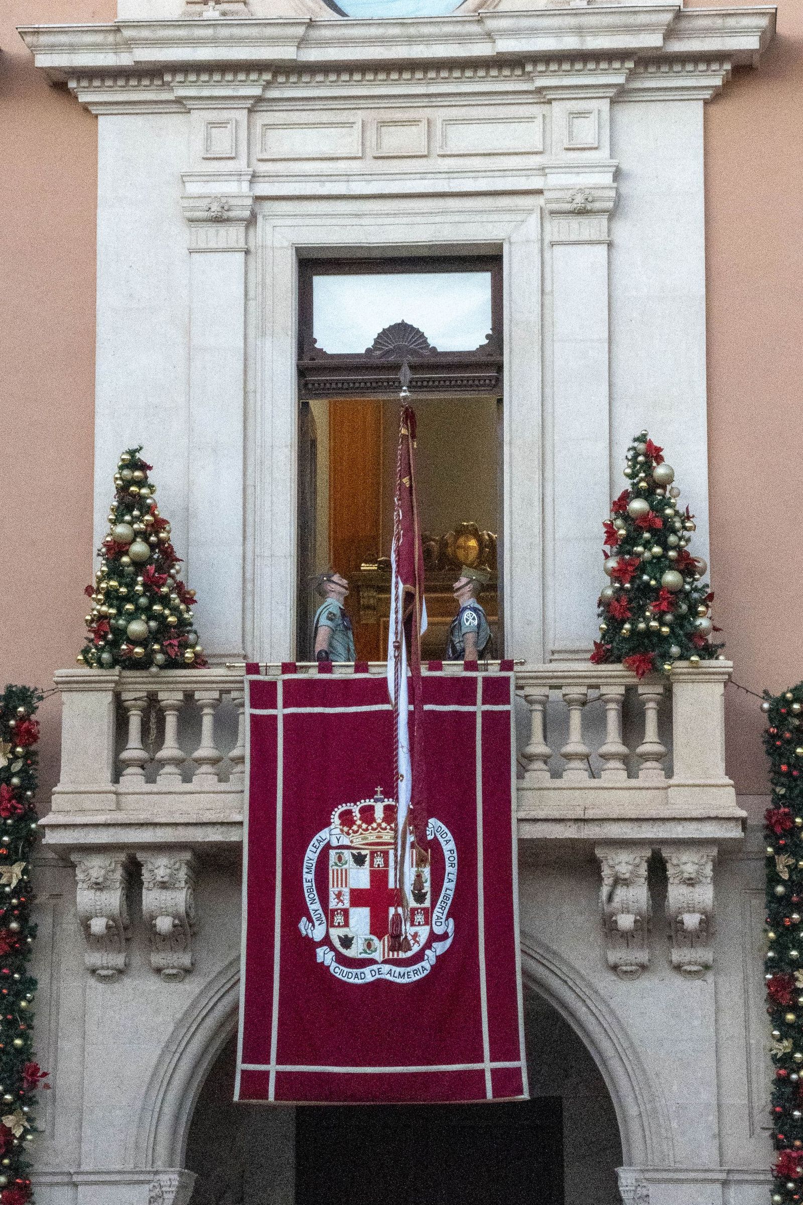 El Pendón vuelve a alzarse en Almería: memoria y ciudad bajo la luz de diciembre
