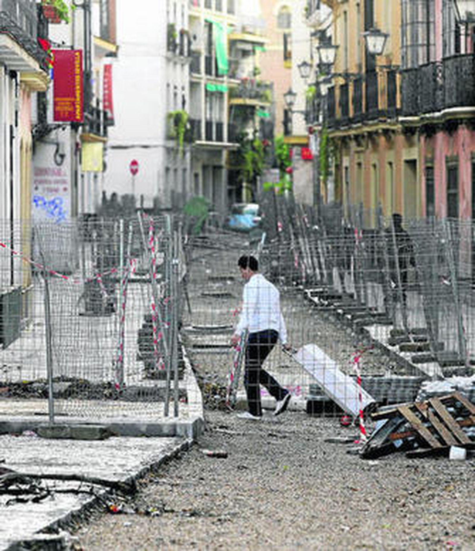 Las vallas cortan al tráfico la calle Jesús del Gran Poder en uno de sus tramos.