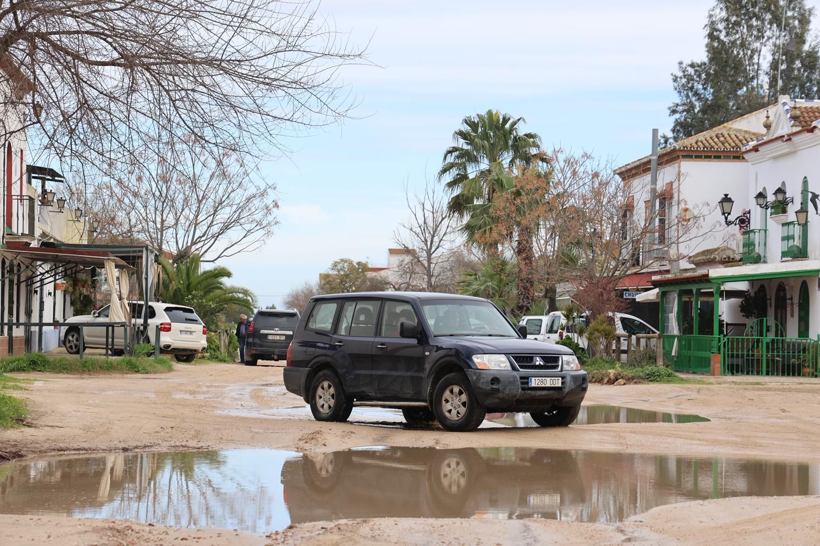 El Rocío tras la inundación de este sábado por la borrasca Marta: fotografías de las calles anegadas en la aldea