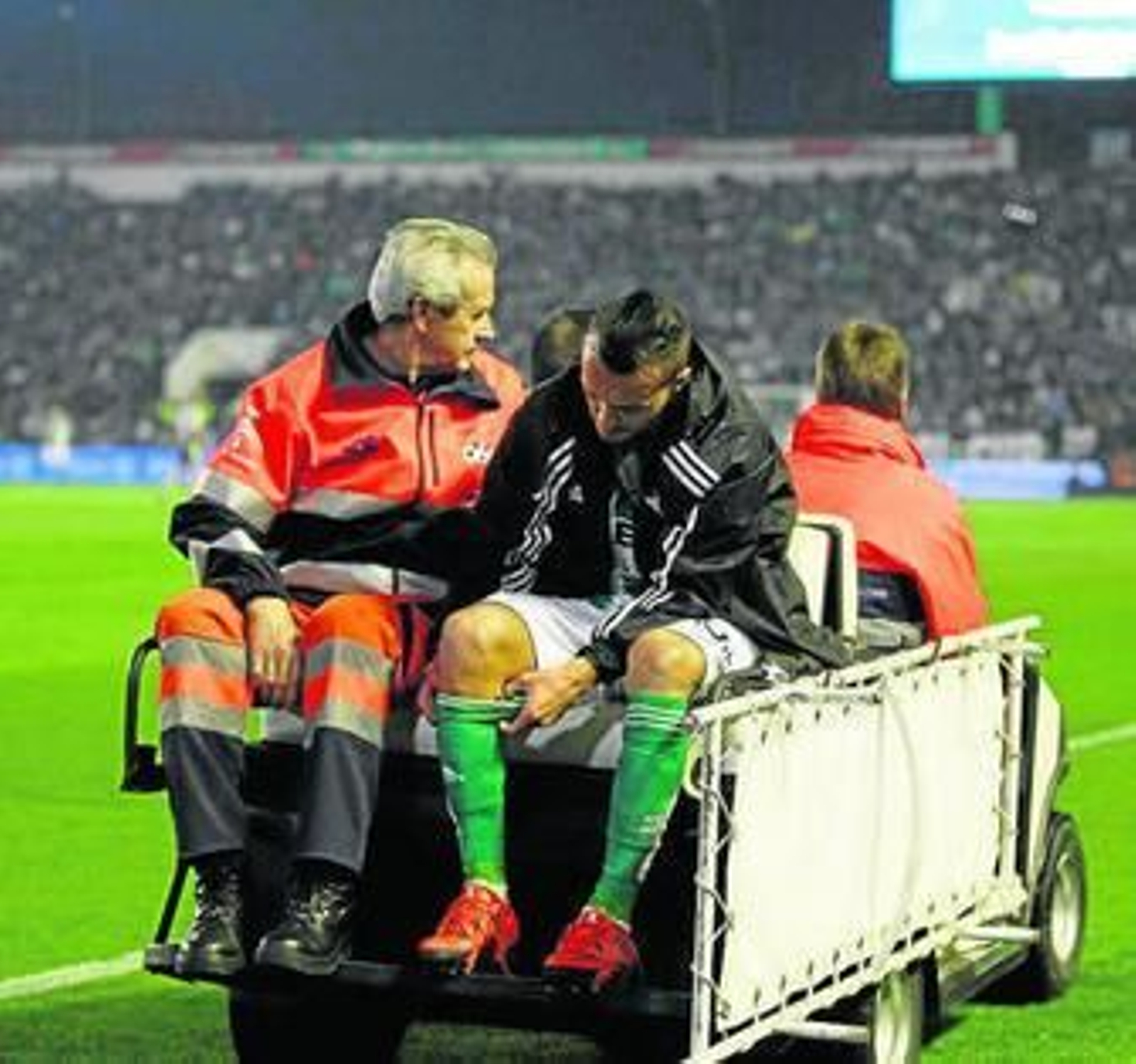 Kadir es retirado en camilla a poco de iniciarse la segunda parte.