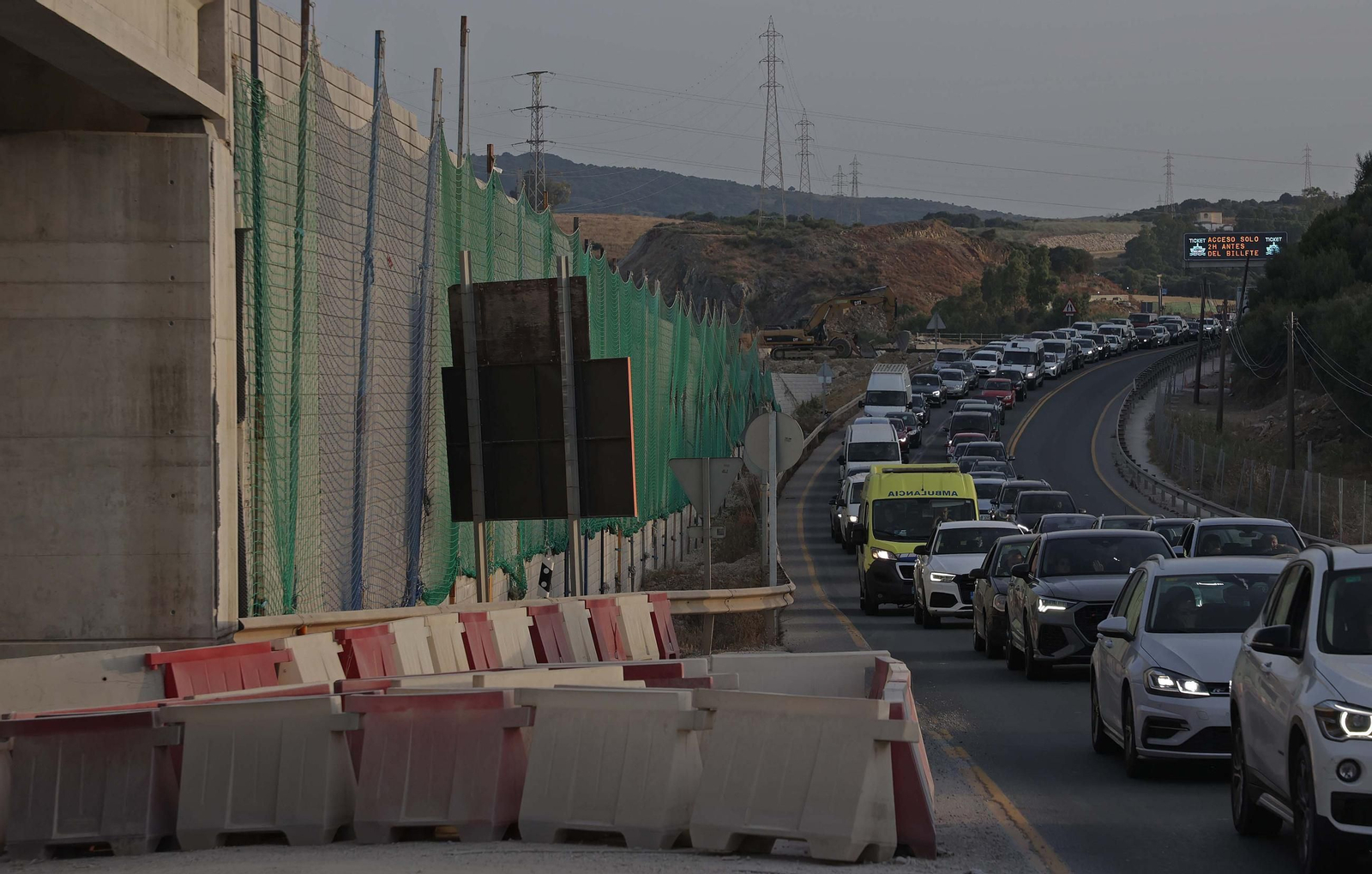 Fotos del colapso de tráfico en la N-340 por las obras del Acceso Sur de Algeciras
