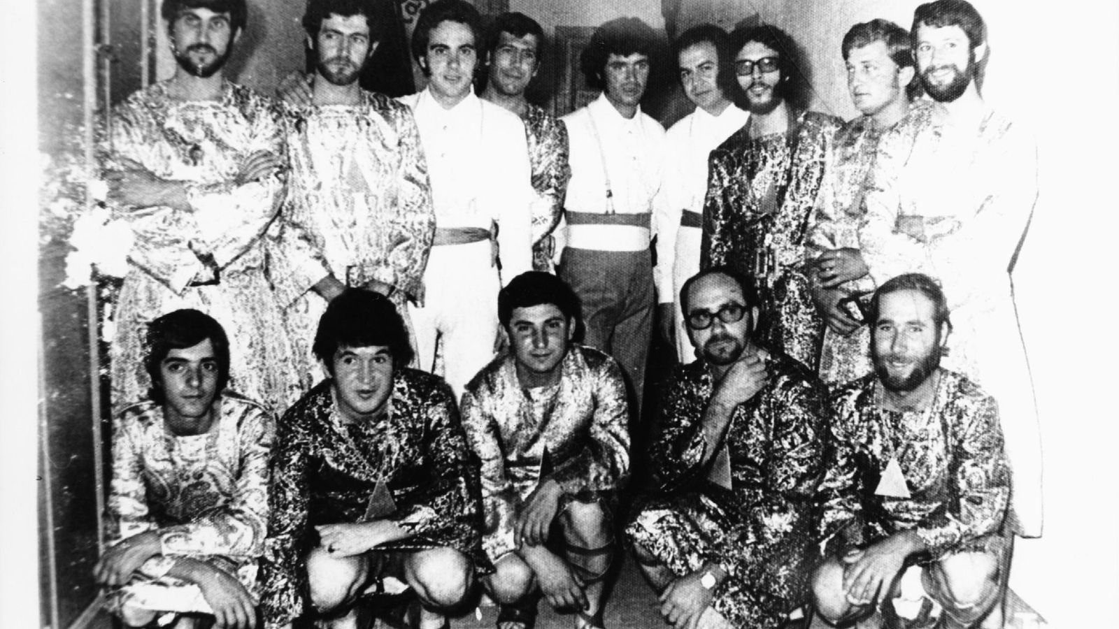La comparsa de Barbate 'Los fenicios' de 1973 con integrantes de 'Capricho andaluz'.