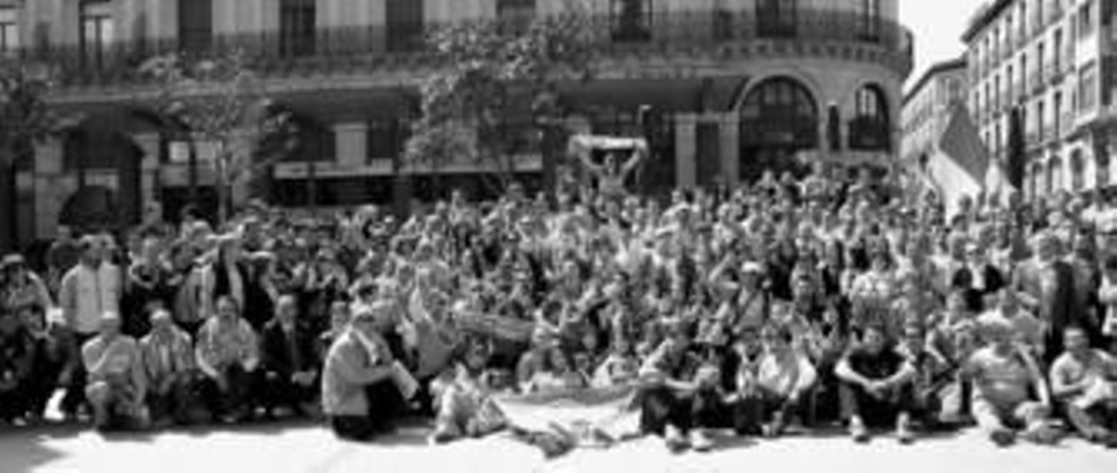 del Antequera durante la parada en Atocha. 2. Los seguidores a su llegada a la estación Las Delicias de Zaragoza. 3. Panorámica de los aficionados y del equipo en la Plaza de El Pilar de Zaragoza. 4. La plantilla posa antes del encuentro con la afición al fondo. 5. El presidente del Antequera, Juan Carlos Jiménez, junto al alcalde del municipio, Ricardo Millán, en el palco del Príncipe de Asturias. 6. García Vega firma la bufanda de una aficionada en El Pilar. 7. Las hijas de Quino Soler, junto a 'Kiro', la mascota del equipo. 7. Algunos de los alumnos del instituto Nuestra Señora de Loreta. 9. Los seguidores llegaron a hacer  una conga en el tren.