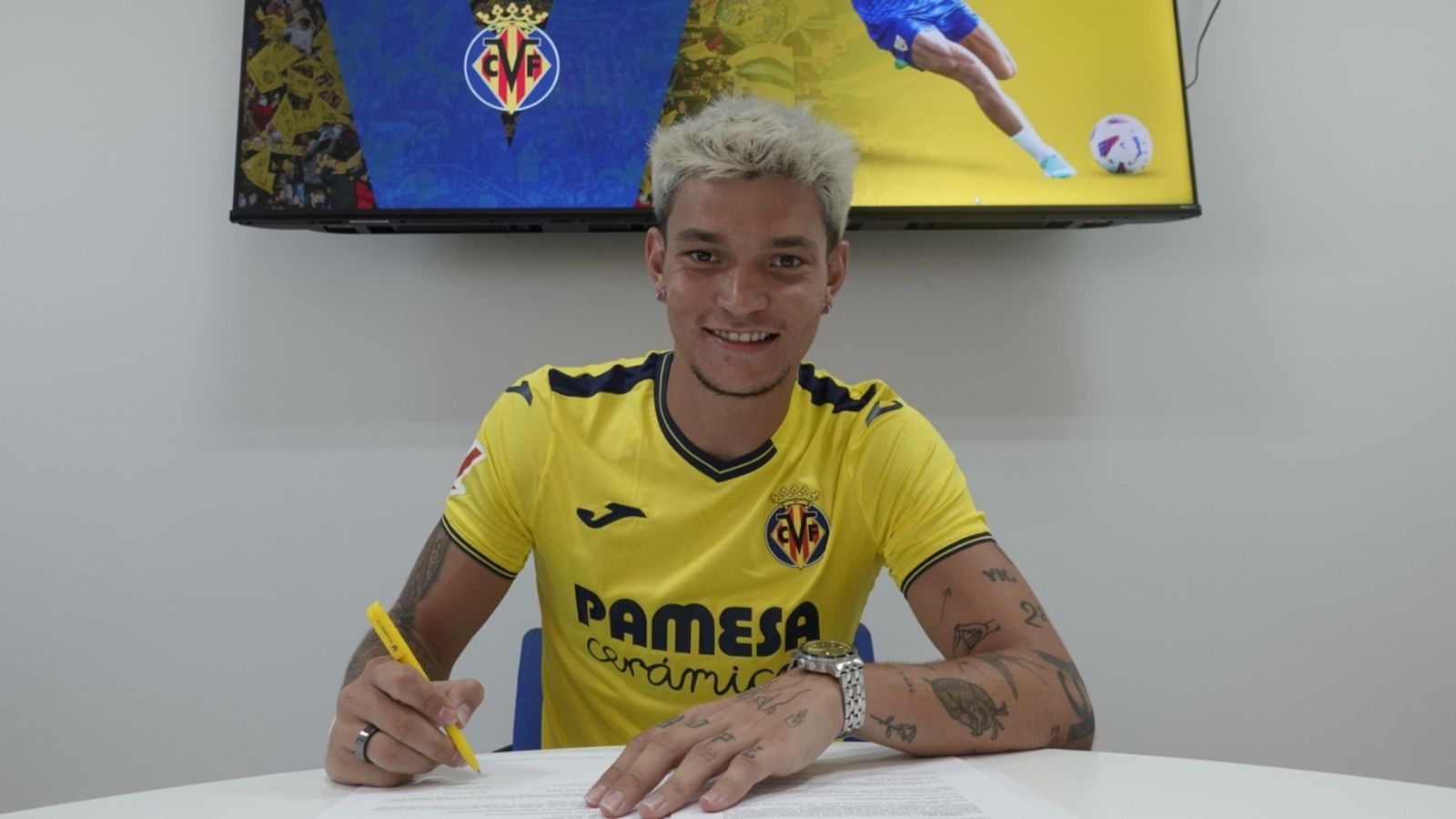 Arnau Solà posa con la camiseta amarilla del conjunto groguet.