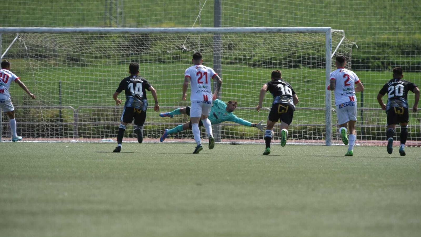 Satoca adivina el penalti, pero no puede evitar el 1-0.