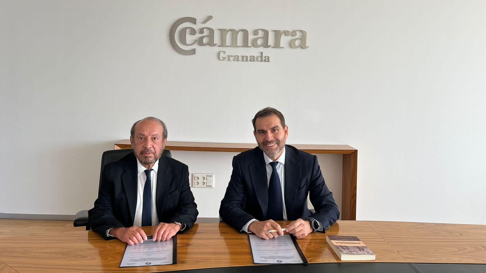 El rector de la universidad americana, Federico Cárdenas, con el director gerente de Cámara Granada, Joaquín Rubio