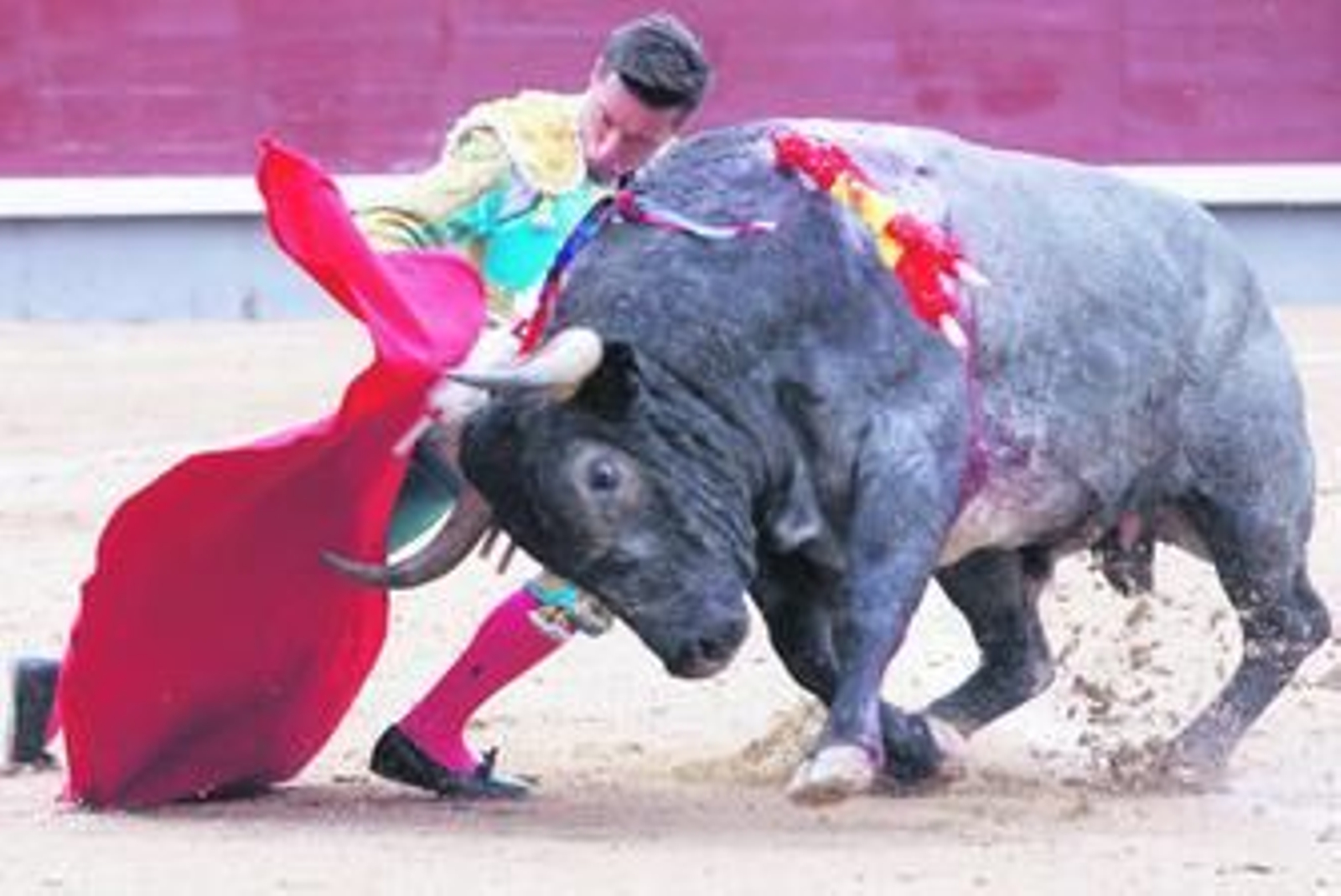 Diego Urdiales, en un muletazo por bajo a su primer toro.