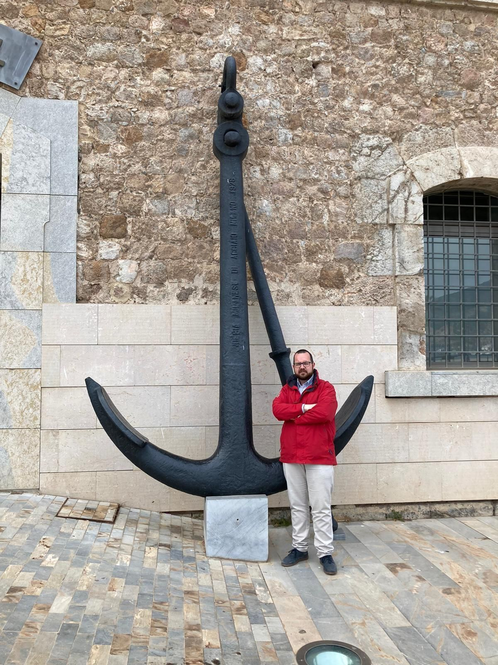 El almeriense, ante un ancla decorativa del Puerto cartagenero.