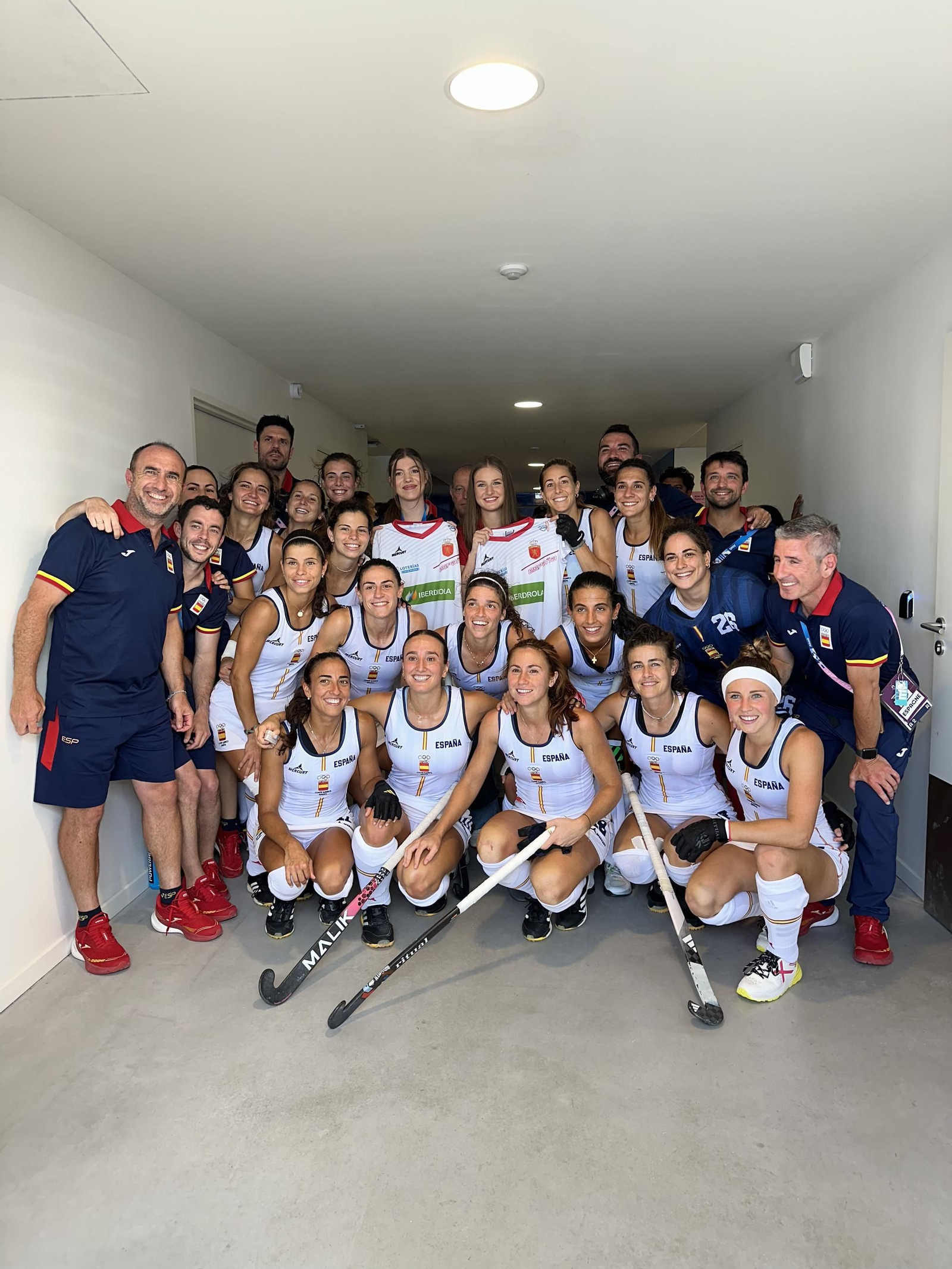 Doña Leonor y la infanta Sofía con las jugadoras de la selección de hockey