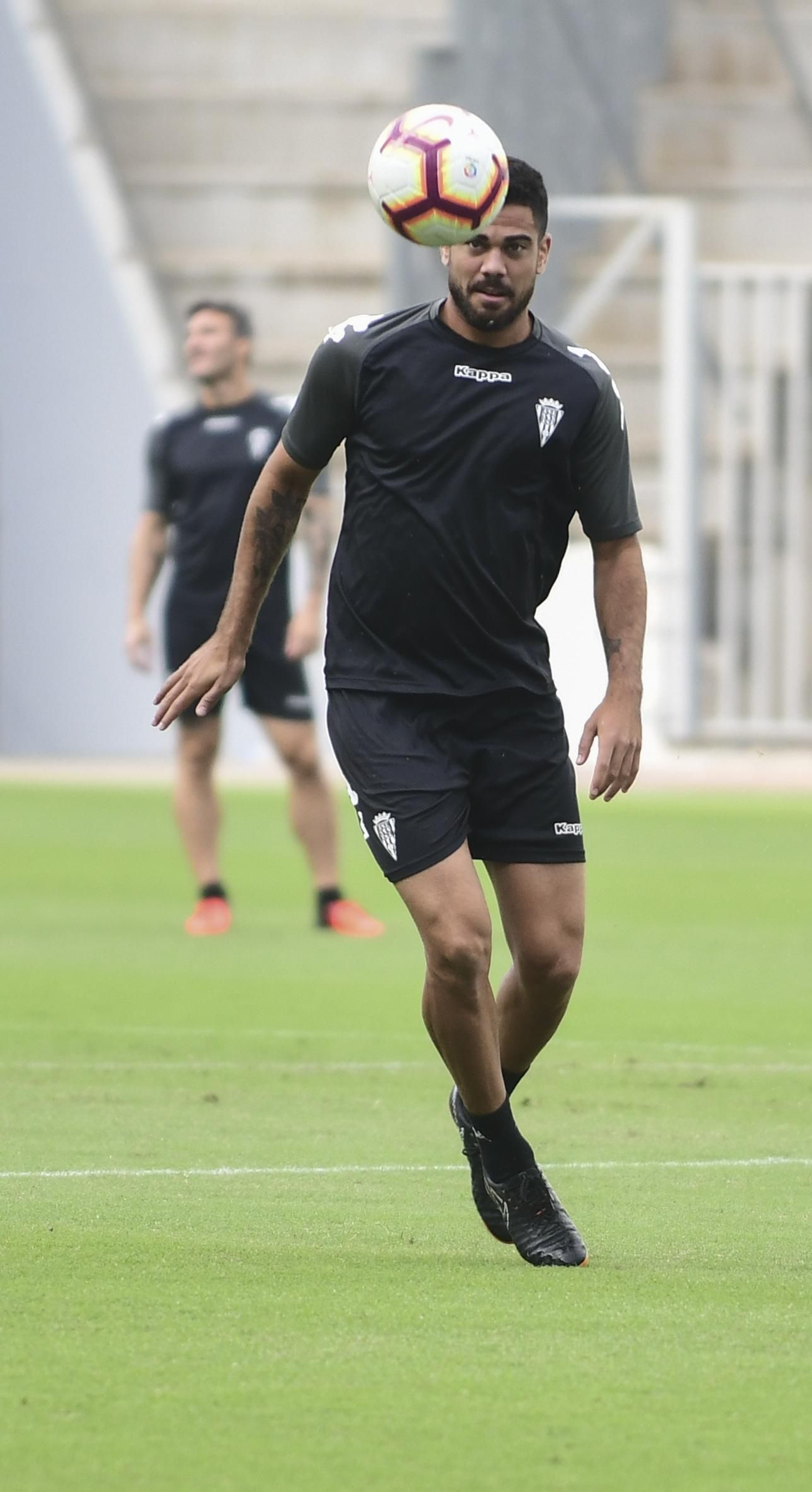 Aythami busca un balón durante un entrenamiento en su etapa de blanquiverde.