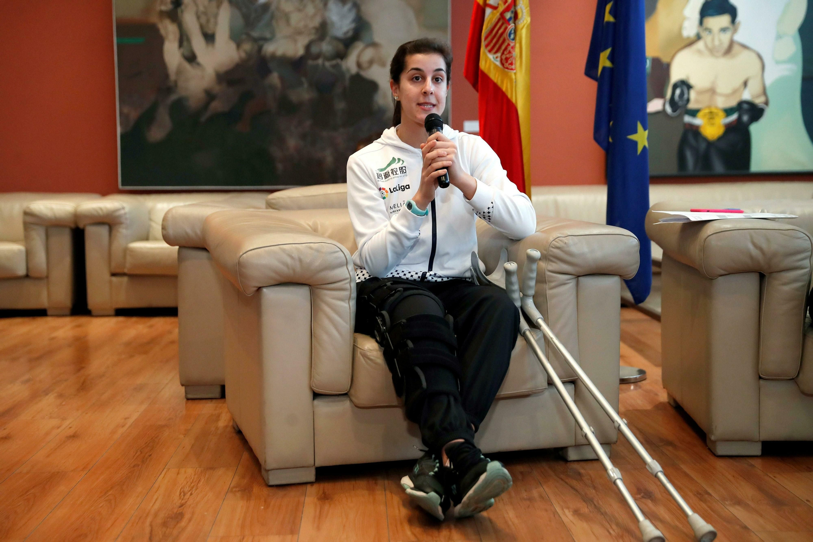 Carolina, con muletas durante una entrevista tras su lesión de rodilla.