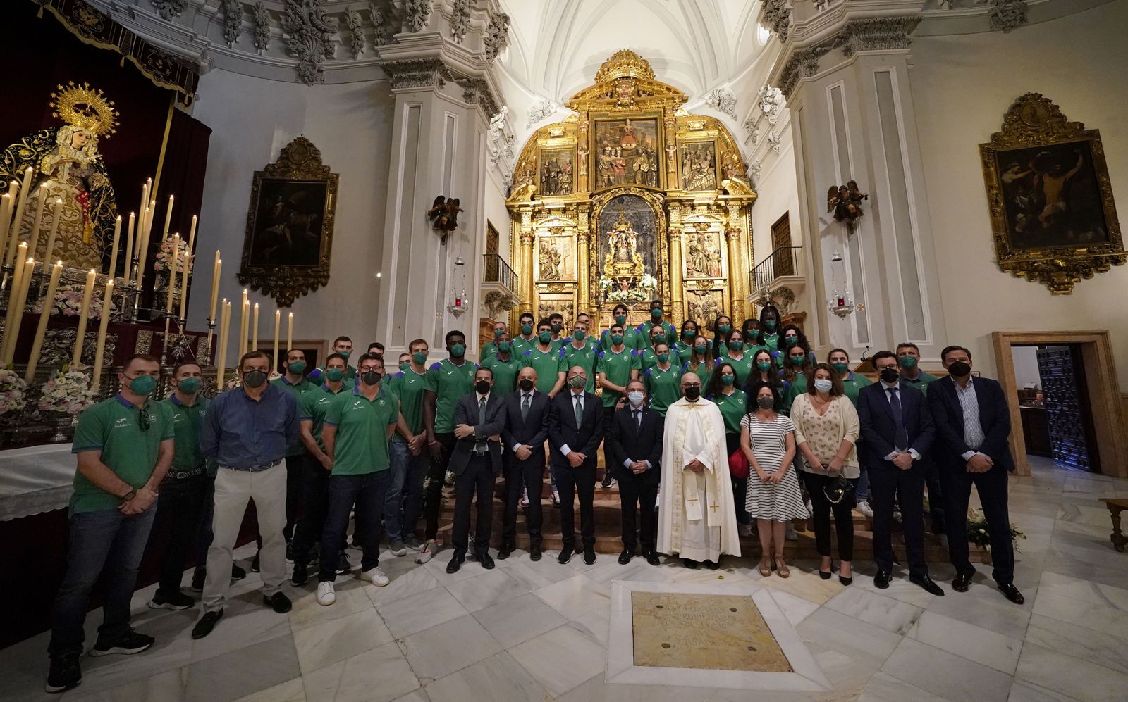 La expedición del Unicaja, en el Santuario de Nuestra Señora de la Victoria.