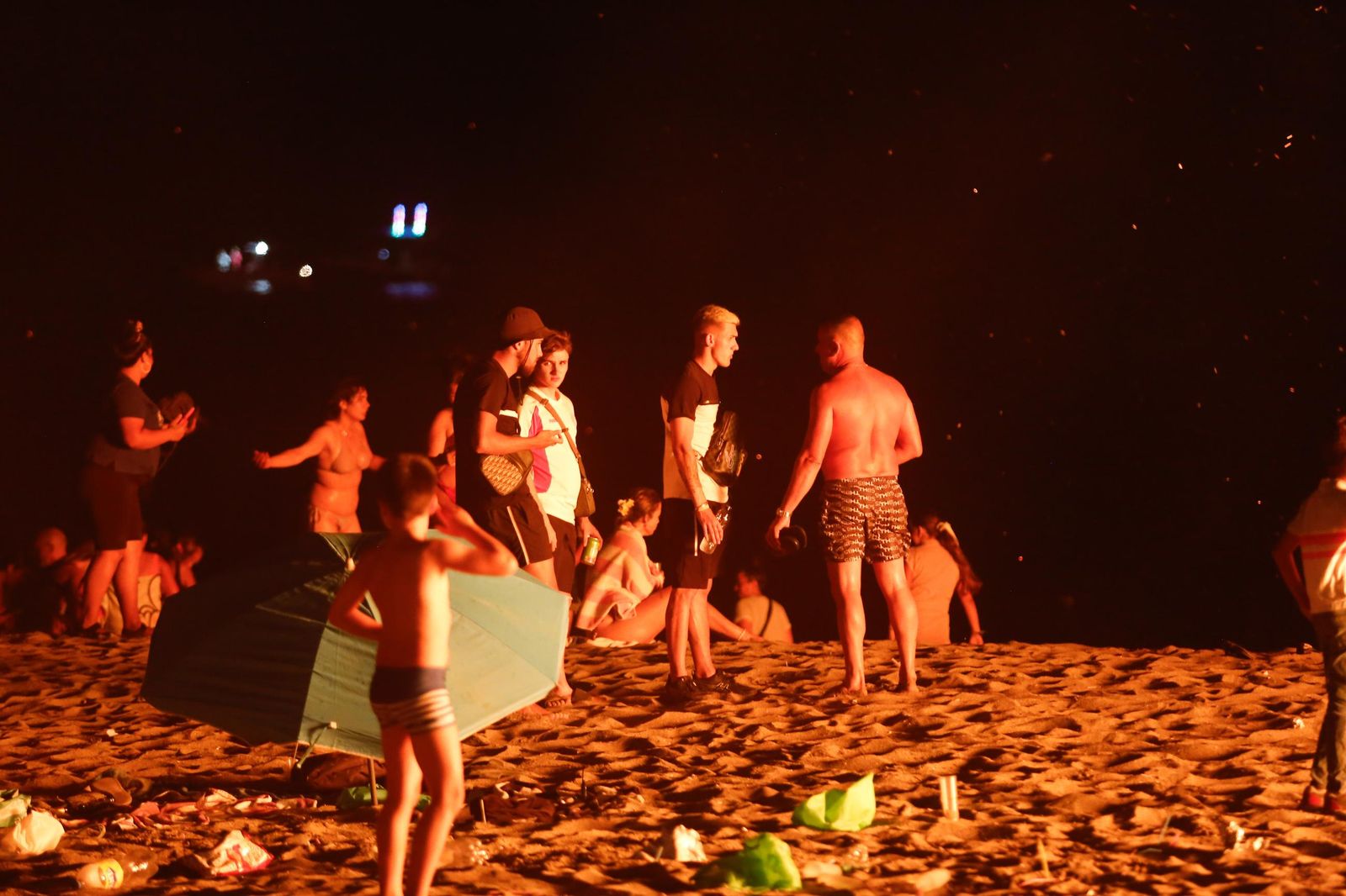 Fotos de la noche de San Juan en las playas de La Línea.
