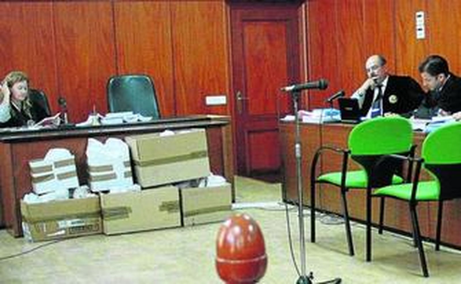 La magistrada, el fiscal y un abogado de la acusación popular, durante el juicio en la Audiencia.