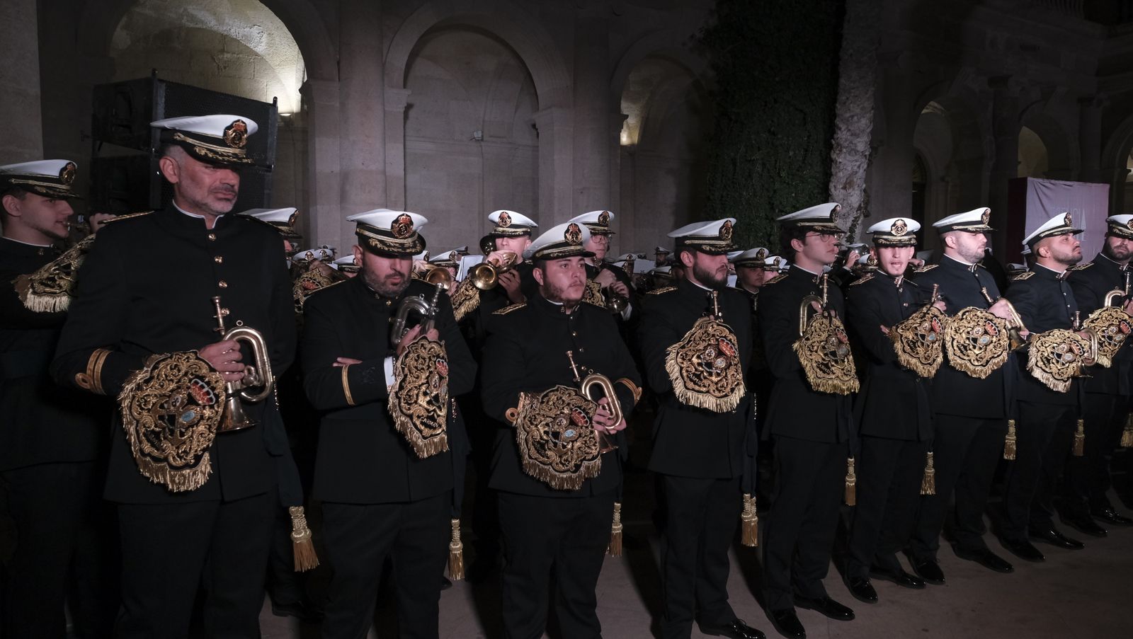 Presentación de Esencia Cofrade, en el Claustro de la Catedral de Almería
