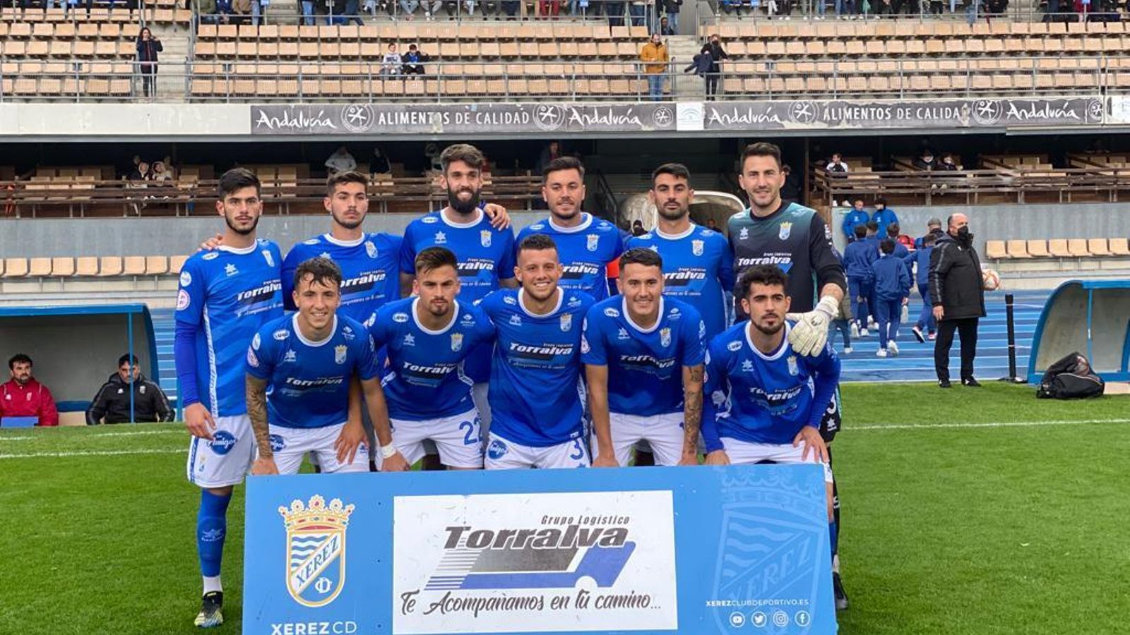 Formación inicial del Xerez CD ante el Antoniano en Chapín.