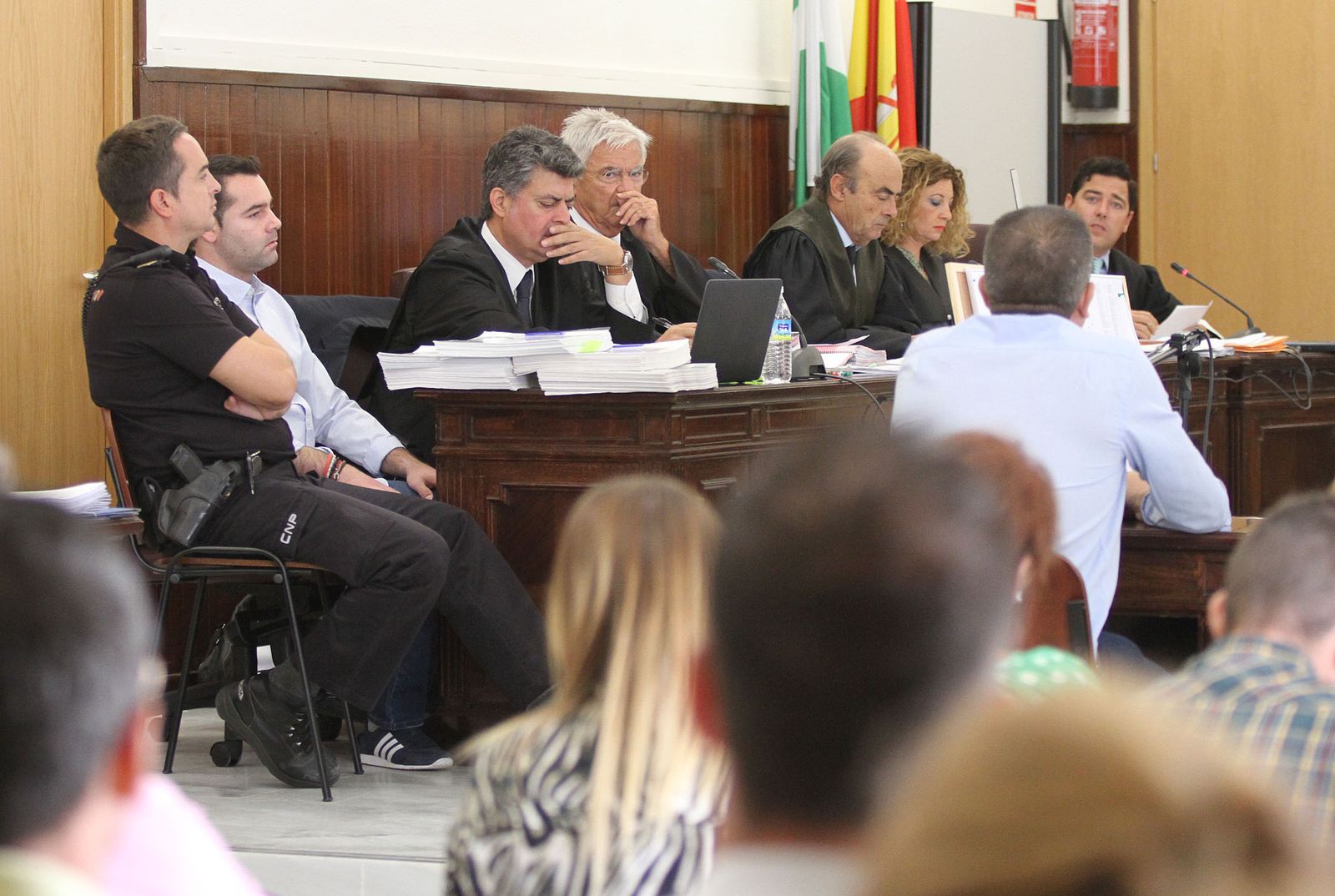 Fran Medina mira con atención al primer testigo de la mañana, uno de los caballistas, El Magro.