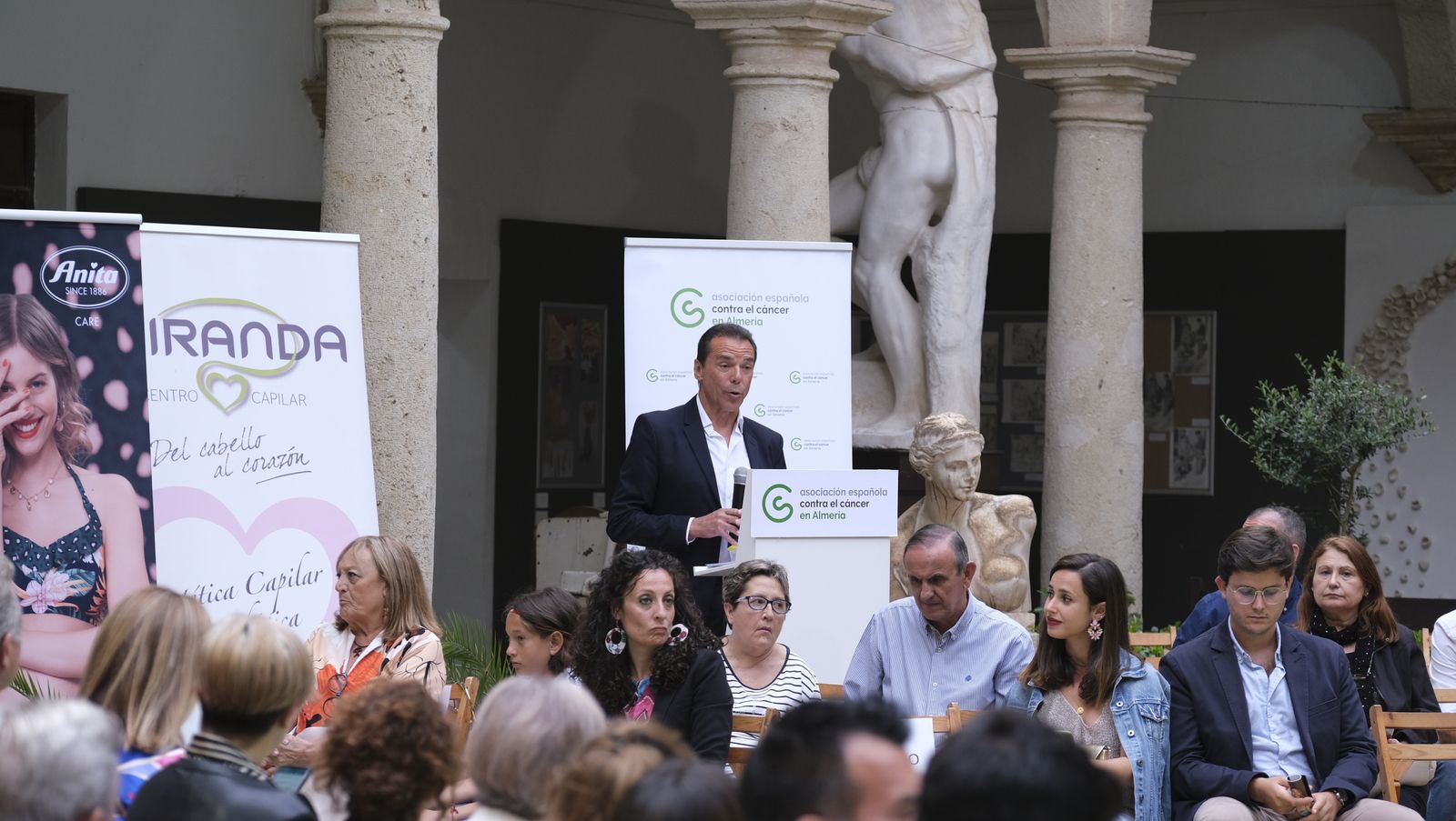 Imágenes del desfile benéfico contra el cáncer, en la Escuela de Artes de Almería