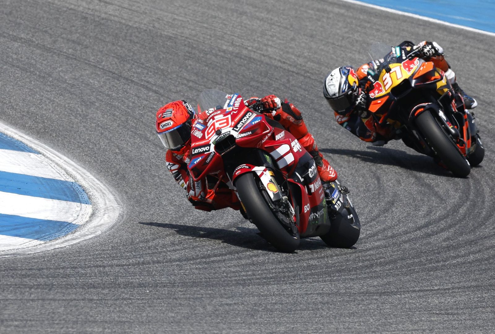 Marc Márquez y Pedro Acosta en la sprint de MotoGP.