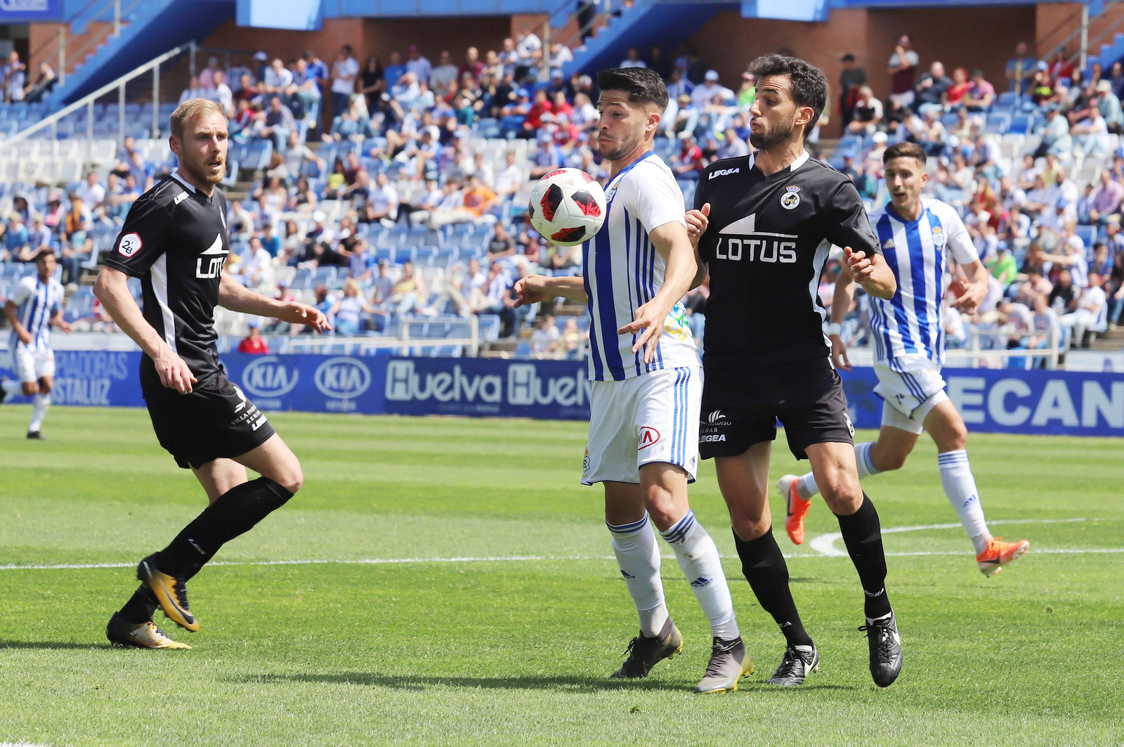 Caye Quintana controla el balón en el partido con la Balona en la 18/19.
